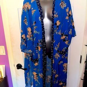 XL floral shawl with pockets